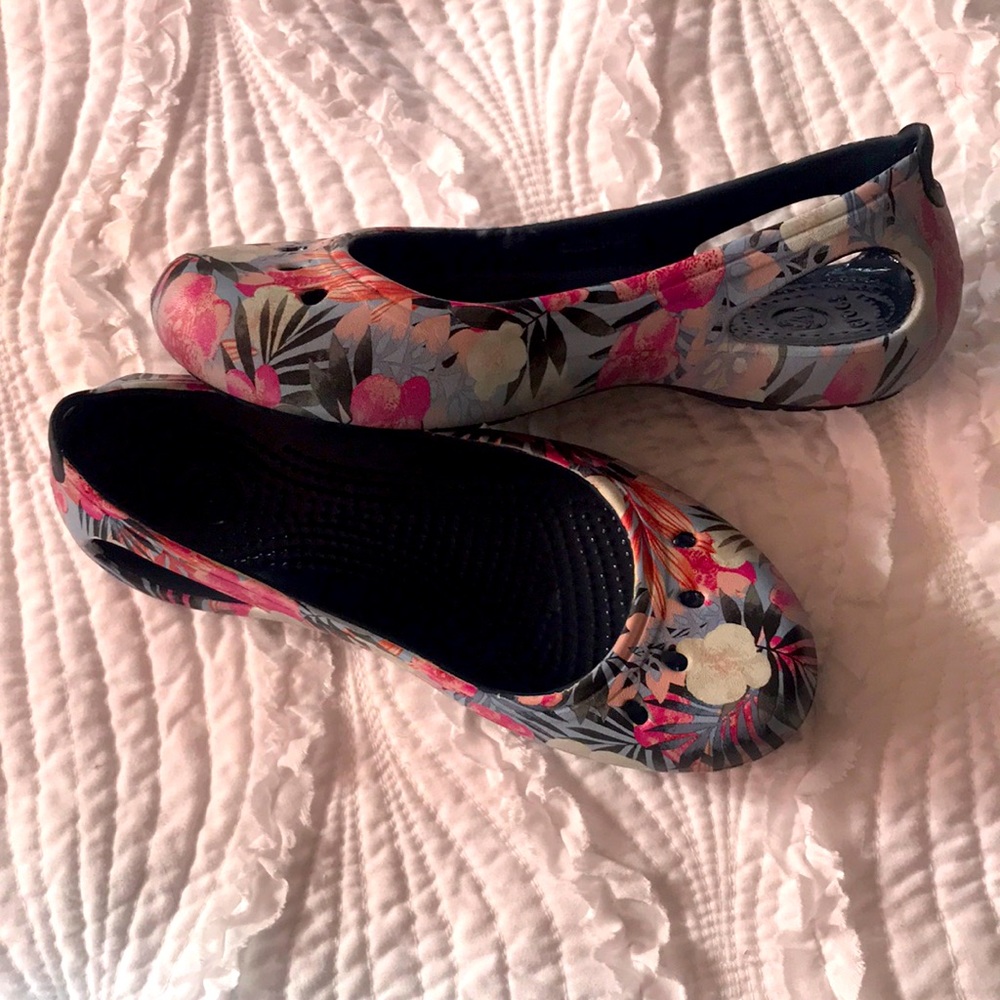 Tropical design croc ballet flats.